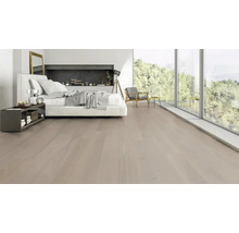 Heller Holzboden in einem Schlafzimmer mit Bett und Fenster.