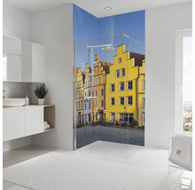 Modernes Badezimmer mit begehbarer Dusche und Stadtmotiv