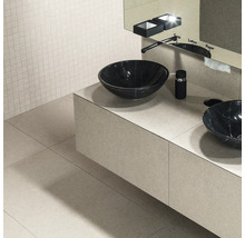 Badezimmer mit zwei Waschbecken aus schwarzem Marmor, Armaturen und Spiegel