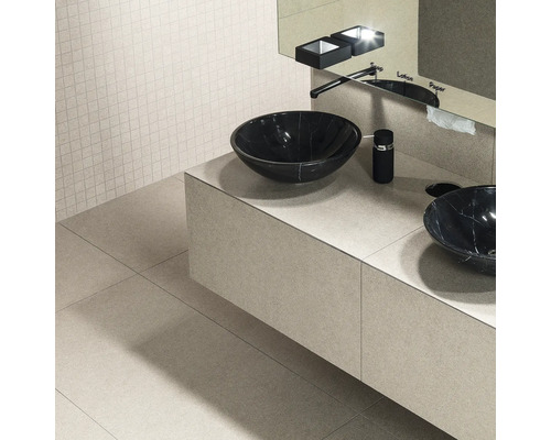 Badezimmer mit zwei Waschbecken aus schwarzem Marmor, Armaturen und Spiegel