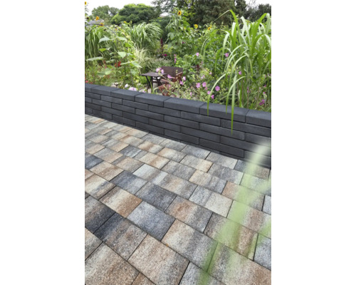 Garten mit Mauer aus Betonsteinen und Pflastersteinen