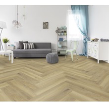 Heller Wohnraum mit Fischgrätenmuster-Boden, Sofa und Dekoration