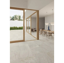 Heller Raum mit Bodenfliesen, Esstisch und Gartenzugang durch Schiebetüren