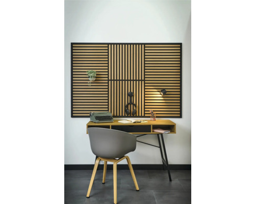 Arbeitszimmer mit Holzpaneelwand, Schreibtisch und Stuhl