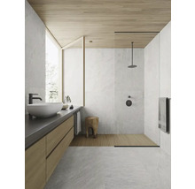 Helles Badezimmer mit Dusche, Waschtisch, Spiegel und Holzelementen für ein modernes Design