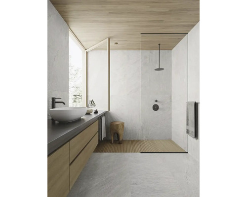 Helles Badezimmer mit Dusche, Waschtisch, Spiegel und Holzelementen für ein modernes Design