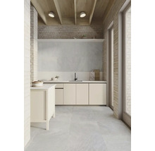 Helle Küche mit Küchenzeile, Kücheninsel, Waschbecken und Fliesenboden.