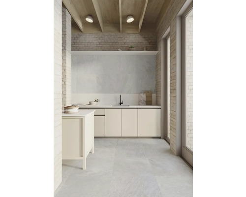 Helle Küche mit Küchenzeile, Kücheninsel, Waschbecken und Fliesenboden.