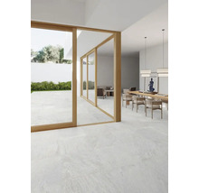 Heller Wohnraum mit Bodenfliesen, Esstisch und Terrassentür