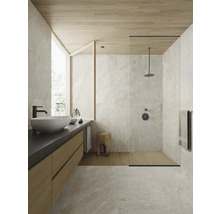 Helles Badezimmer mit Dusche, Waschbecken und Holzdecke