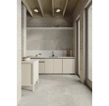 Helle Küche mit Fliesenboden, weißen Schränken und Backsteinwand