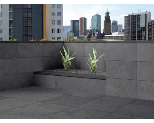 Terrasse mit Fliesen und Pflanzenkübel vor dem Hintergrund einer Stadtlandschaft.