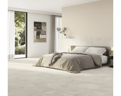 Heller Schlafraum mit Bett, Kunstwerk und großem Fenster