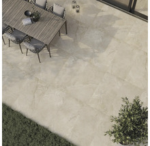 Terrasse mit Gartentisch, Stühlen und Pflanze