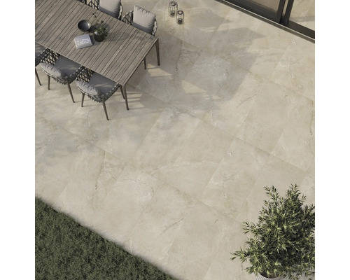 Terrasse mit Gartentisch, Stühlen und Pflanze