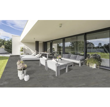 Moderne Terrasse mit grauen Steinzeugfliesen, Gartenmöbeln und Pflanzgefäßen für einen stilvollen Außenbereich.