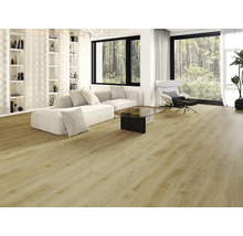 Heller Wohnraum mit Bodenbelag in Holzoptik, Sofa, Sessel und Bücherregal.