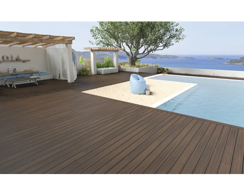 Terrasse mit Holzdielen, Pool und Meerblick