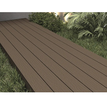 Terrasse aus Dielen mit Holzmuster zwischen Pflanzen