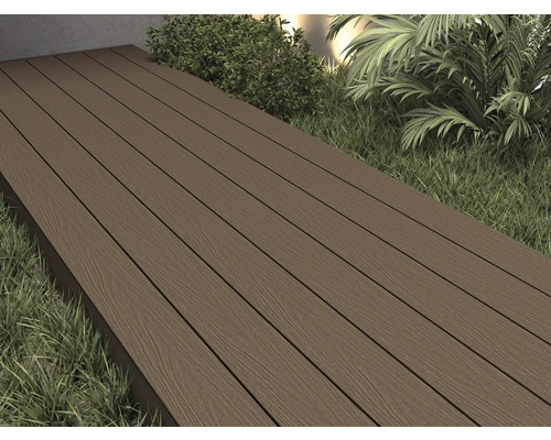 Terrasse aus Dielen mit Holzmuster zwischen Pflanzen