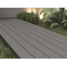 Terrasse mit grauen Dielen und Pflanzen