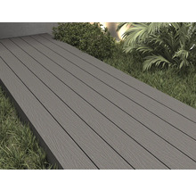 Terrasse mit grauen Terrassendielen im Außenbereich