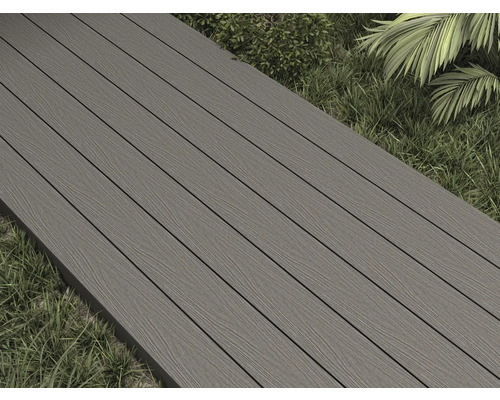 Terrassendielen aus Holzverbundwerkstoff im Außenbereich