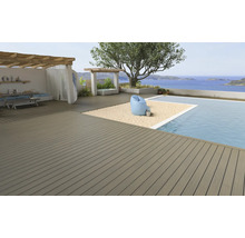 Terrassengestaltung mit Terrassendielen, Pool und Sitzgelegenheit