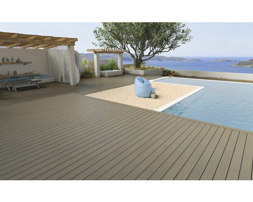 Terrassengestaltung mit Terrassendielen, Pool und Sitzgelegenheit