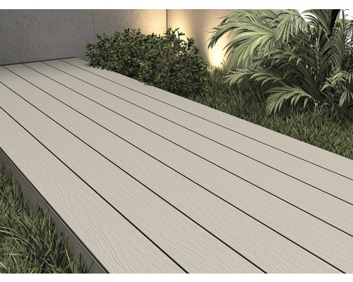 Terrasse mit Holzverbundstoffdielen im Außenbereich