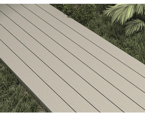 Terrassendielen aus Verbundmaterial auf Rasenfläche