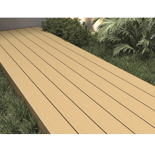 Terrasse mit Dielen aus Holzverbundwerkstoff im Garten