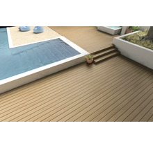 Außenbereich mit Pool und Holzterrasse