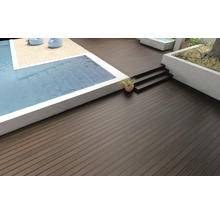 Terrasse mit Holzdielen, Schwimmbecken und Dekoration