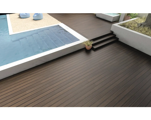 Terrasse mit Holzdielen, Schwimmbecken und Dekoration