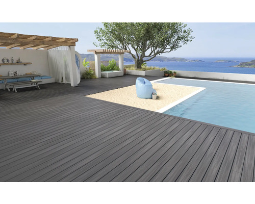 Terrasse mit Holzfliesen, Pool und Meerblick