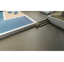 Terrasse mit WPC-Dielen, Pool und Treppe