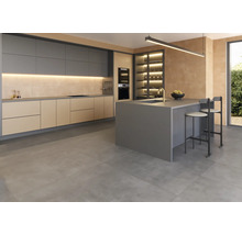 Moderne Küche mit Kücheninsel, Barhockern und Einbauschränken für ein stilvolles Küchendesign.