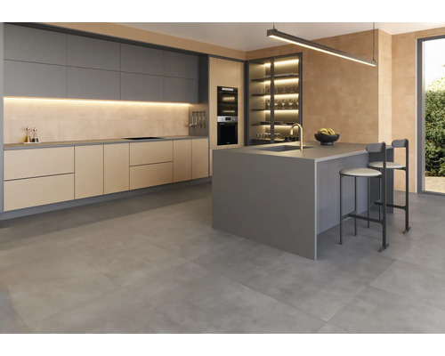 Moderne Küche mit Kücheninsel, Barhockern und Einbauschränken für ein stilvolles Küchendesign.