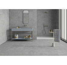 Helles Badezimmer mit Waschbecken, Spiegel, Dusche und Handtuchhalter