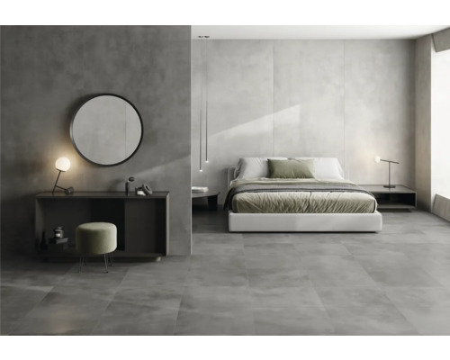 Modernes Schlafzimmer mit Doppelbett, Nachttisch, Spiegel und grauen Fliesen.