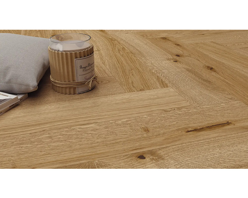 Produktbild 6 (groß) Verlegung von hellem Parkett im Fischgrätmuster mit Kissen und Kerze