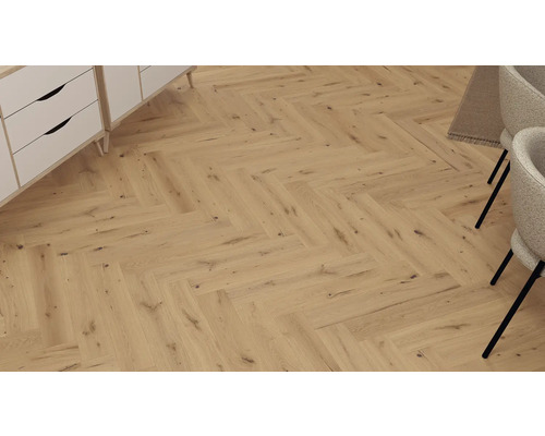 Produktbild 2 (groß) Verlegtes Fischgrätenparkett in einem Wohnraum.