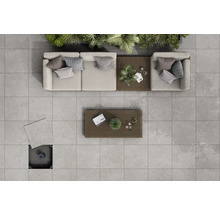 Draufsicht einer Terrasse mit hellgrauen Terrassenplatten, Loungemöbeln und Holztischen