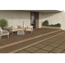Terrasse mit Gartenmöbeln und Bodenplatten