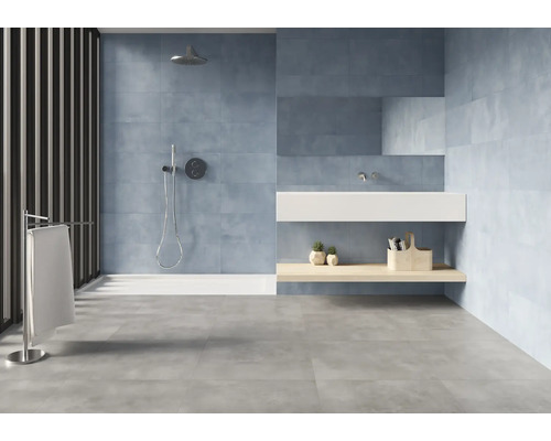 Modernes Badezimmer mit Dusche, Waschbecken und grauen Bodenfliesen.