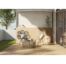 Terrasse mit Rattanmöbeln und Fliesen