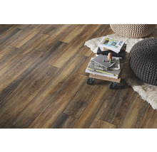 Innenaufnahme eines Raumes mit Laminatboden in Holzoptik