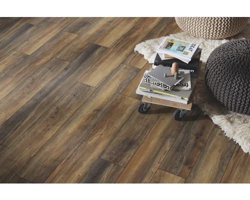 Innenaufnahme eines Raumes mit Laminatboden in Holzoptik