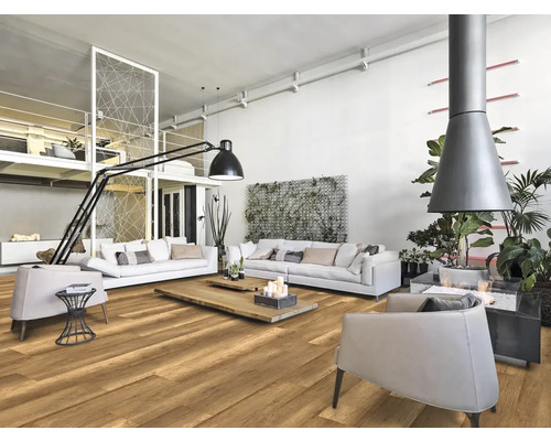 Heller Wohnraum mit Holzboden, weißen Sofas, Sesseln und Kamin